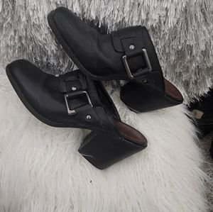 Gently worn leather slip on heel boots Gianni Bini